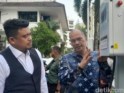 Bobby Resmikan Pengisian Daya Mobil Listrik di Balai Kota Medan