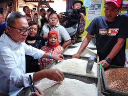 Pantau Pasar di Sumedang, Mendag Zulhas Ungkap Stok Aman-Harga Stabil