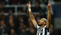 Joelinton membuka keunggulan the Toons Army dengan gol di babak pertama.   