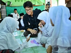 Kunjungi LKSA Bekasi, Alam Ganjar Berbagi Bersama Anak Yatim Piatu