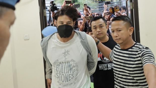 Penyidik Sat Narkoba Polres Metro Jakarta Barat melakukan pemeriksaan kesehatan terhadap artis sinetron Ammar Zoni, Kamis (14/12).