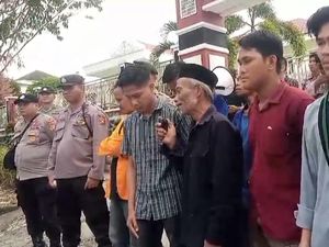 Pelaku Pencabulan Cuma Divonis 3 Bulan Bui, Ayah Korban Demo Pengadilan
