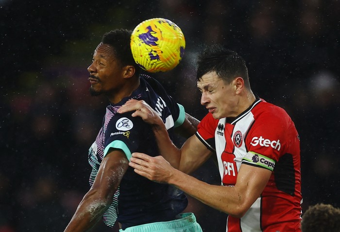 Soccer Football - Premier League - Sheffield United v Brentford - Bramall Lane, Sheffield, Britain - December 9, 2023 Brentfords Ethan Pinnock in action with Sheffield Uniteds Anel Ahmedhodzic Action Images via Reuters/Lee Smith NO USE WITH UNAUTHORIZED AUDIO, VIDEO, DATA, FIXTURE LISTS, CLUB/LEAGUE LOGOS OR LIVE SERVICES. ONLINE IN-MATCH USE LIMITED TO 45 IMAGES, NO VIDEO EMULATION. NO USE IN BETTING, GAMES OR SINGLE CLUB/LEAGUE/PLAYER PUBLICATIONS.