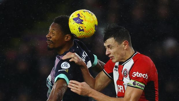 Soccer Football - Premier League - Sheffield United v Brentford - Bramall Lane, Sheffield, Britain - December 9, 2023 Brentford's Ethan Pinnock in action with Sheffield United's Anel Ahmedhodzic Action Images via Reuters/Lee Smith NO USE WITH UNAUTHORIZED AUDIO, VIDEO, DATA, FIXTURE LISTS, CLUB/LEAGUE LOGOS OR 'LIVE' SERVICES. ONLINE IN-MATCH USE LIMITED TO 45 IMAGES, NO VIDEO EMULATION. NO USE IN BETTING, GAMES OR SINGLE CLUB/LEAGUE/PLAYER PUBLICATIONS.
