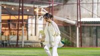 8 Gaya Tak Biasa Azizah Salsha Main Bola Bareng Suami, Pakai Baju Kondangan