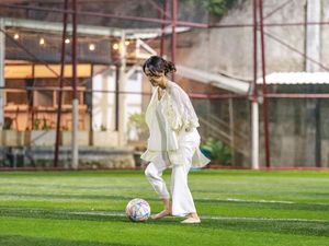 8 Gaya Tak Biasa Azizah Salsha Main Bola Bareng Suami, Pakai Baju Kondangan