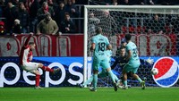 Laga Antwerp vs Barcelona berlangsung di Bosuilstadion pada Kamis (14/12/2023) dini hari WIB. Barca dipaksa mengakui keunggulan tim tuan rumah dengan skor akhir 2-3.