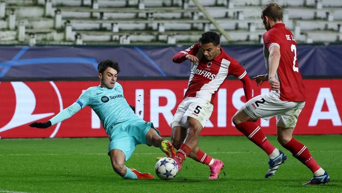 Barcelona Takluk Atas Antwerp, Tapi Tetap Lolos 16 Besar Liga Champions Barcelona secara mengejutkan ditumbangkan Royal Antwerp di laga terakhir fase grup Liga Champions. Meski begitu, Barca dipastikan finis sebagai juara Grup H. Laga Antwerp vs Barcelona berlangsung di Bosuilstadion pada Kamis (14/12/2023) dini hari WIB.