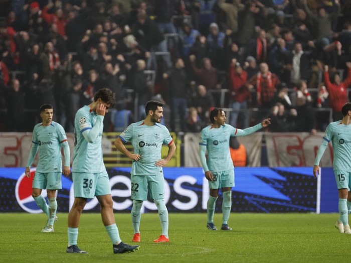 Players of Barcelona react after Royal Antwerp's George Ilenikhena scored his sides third goal during the Champions League Group H soccer match between Antwerp and Barcelona at the Bosuil stadium in Deurne, Belgium, Wednesday, Dec. 13, 2023. (AP Photo/Geert Vanden Wijngaert)