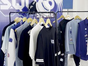 Semangat Rangkul Masyarakat, Blue Squad PAN Pilih Jualan Baju Semangat Rangkul Masyarakat, Blue Squad PAN Pilih Jualan Baju