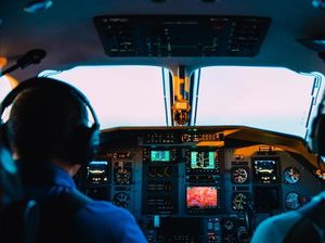 Jika Pilot Meninggal atau Sakit, Bolehkan Penumpang Menggantikannya? Jika Pilot Meninggal atau Sakit, Bolehkan Penumpang Menggantikannya?