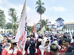 Ini Tuntutan Buruh yang Kepung Gedung Sate Siang Ini