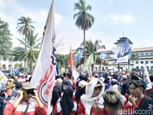 Ini Tuntutan Buruh yang Kepung Gedung Sate Siang Ini Ini Tuntutan Buruh yang Kepung Gedung Sate Siang Ini