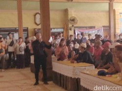 Warga di Tulungagung Demo Tuntut Mundur Perangkat Desa yang Cabuli Tetangga
