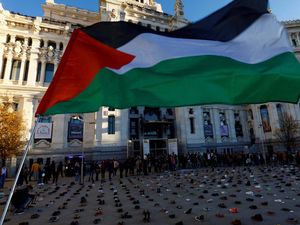 Dukung Palestina, Ratusan Sepatu Berjejer di Balai Kota Madrid