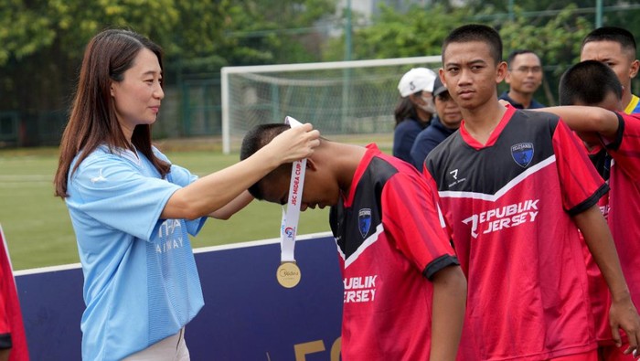 Sepak bola menjadi salah satu olahraga paling populer di Indonesia. Olahraga ini juga diganderungi semua kalangan dan lapisan masyarakat.