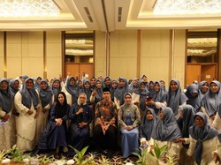 Temui Ratusan Bu Nyai di Solo, Gibran: Santri Harus Melek Teknologi