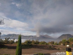 Aktivitas Kawah Bromo Naik, Warga-Wisatawan Diimbau Menjauh dari Radius 1 Km