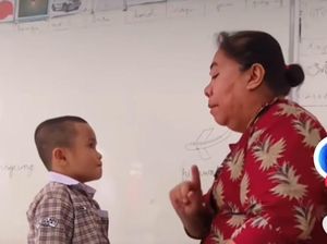 Kesabaran Guru SLB di Medan Ini Dipuji Netizen