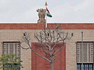 Pria Lompat-Nyalakan Asap di Ruangan Parlemen India yang Dijaga Super Ketat