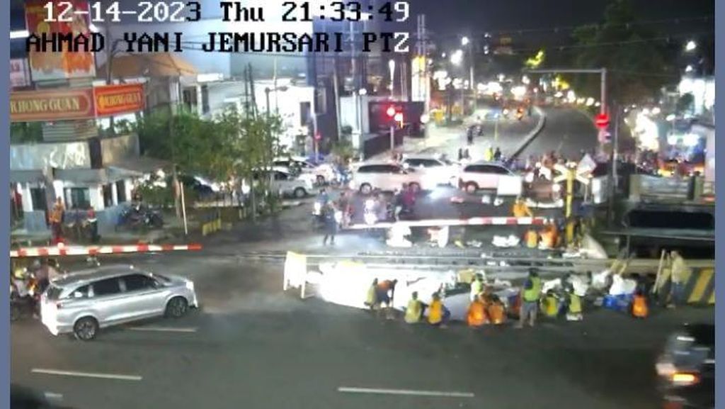 Potret Kemacetan di Jalan Ahmad Yani Surabaya gegara Perbaikan Rel Potret Kemacetan di Jalan Ahmad Yani Surabaya gegara Perbaikan Rel