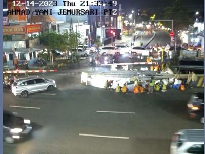 Potret Kemacetan di Jalan Ahmad Yani Surabaya gegara Perbaikan Rel