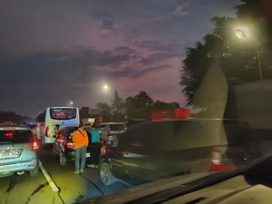 Warga Sudah 3 Jam Terjebak Macet Parah di Tol Cipularang yang Ditutup Buruh Warga Sudah 3 Jam Terjebak Macet Parah di Tol Cipularang yang Ditutup Buruh