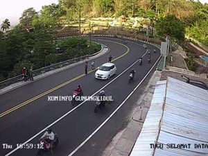 Jalan Wonosari Patuk Sore Ini: Lancar, Jangan Menyalip di Tikungan! Jalan Wonosari Patuk Sore Ini: Lancar, Jangan Menyalip di Tikungan!