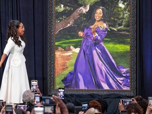 Oprah Winfrey Pamer Lukisan Potret, Dipajang di Galeri Nasional Smithsonian Oprah Winfrey Pamer Lukisan Potret, Dipajang di Galeri Nasional Smithsonian