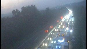 Penampakan Macet Parah Tol Cipularang Arah Bandung yang Ditutup Buruh