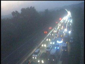 Penampakan Macet Parah Tol Cipularang Arah Bandung yang Ditutup Buruh Penampakan Macet Parah Tol Cipularang Arah Bandung yang Ditutup Buruh