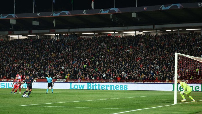 Man City Sempurna dan Ukir Rekor di Liga Champions Soccer Football - Champions League - Group G - Crvena Zvezda v Manchester City - Rajko Mitic Stadium, Belgrade, Serbia - December 13, 2023
Manchester City's Sergio Gomez applaud fans after the match REUTERS/Marko Djurica