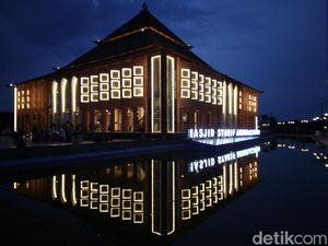Gemerlapnya Masjid Syarif Abdurachman di Makam Sunan Gunung Jati Gemerlapnya Masjid Syarif Abdurachman di Makam Sunan Gunung Jati