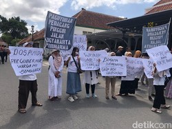 Massa PKL TM 2 Geruduk Kepatihan, Minta Kembali Jualan di Selasar Malioboro