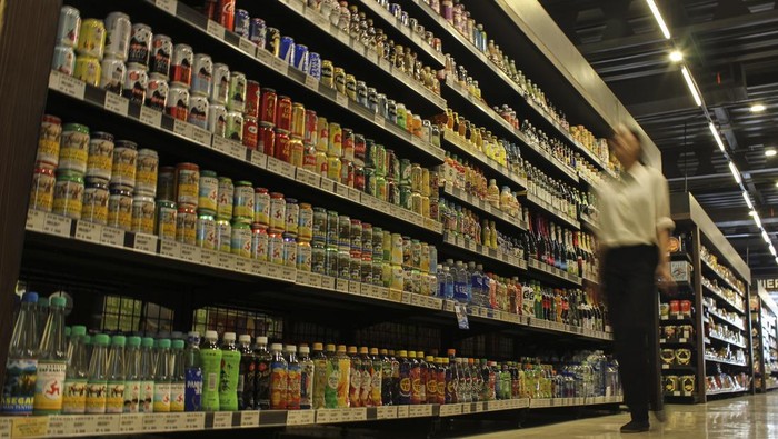Masyarakat baiklah pengenaan cukai minuman berpemanis Warga melintas di samping rak berisi minuman berpemanis di salah satu toko retail, Jakarta, Kamis (14/12/2023). Hasil survei Yayasan Lembaga Konsumen Indonesia (YLKI) menampilkan 58 persen dari 800 responden mendukung wacana pengenaan cukai pada minuman berpemanis dalam bungkus (MBDK) untuk mengontrol contoh konsumsi dan menangkal prevalensi diabetes pada anak yang meningkat 70 kali lipat pada Januari 2023 dibandingkan tahun 2010. ANTARA FOTO/Cahya Sari/sgd/foc.