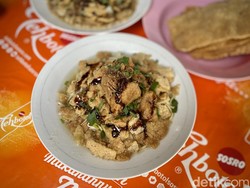 Gurih Manis! Mie Kopyok Pak Dhuwur Langganan Pejabat yang Populer Sejak 1970