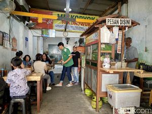 Gurih Sedap Mie Kopyok Pak Dhuwur yang Eksis Sejak 53 Tahun Lalu Gurih Sedap Mie Kopyok Pak Dhuwur yang Eksis Sejak 53 Tahun Lalu