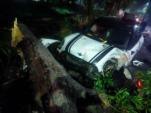 Mahasiswi Surabaya Kendarai Mini Cooper Tabrak Motor hingga Ringsek Mahasiswi Surabaya Kendarai Mini Cooper Tabrak Motor hingga Ringsek