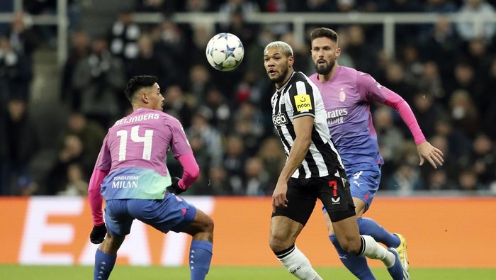 Newcastles Joelinton, center, is flanked by AC Milans Tijjani Reijnders, left, and AC Milans Olivier Giroud as the vie for the ball during the Champions League group F soccer match between Newcastle United and AC Milan at St. James Park, in Newcastle, England, Wednesday, Dec. 13, 2023. (AP Photo/Scott Heppell)