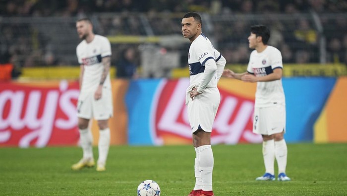 PSGs Kylian Mbappe, centre, reacts after Dortmunds Karim Adeyemi scored the opening goal during the Champions League Group F soccer match between Borussia Dortmund and Paris Saint-Germain at the Signal Iduna Park in Dortmund, Germany, Wednesday, Dec. 13, 2023. (AP Photo/Martin Meissner)