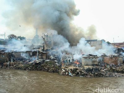 Permukiman Padat Pinggir Sungai Ciliwung Terbakar
