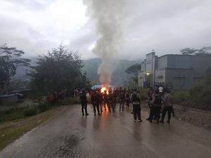 Satu Polisi Kena Panah Imbas Ricuh Pencairan Dana Desa di Tolikara Satu Polisi Kena Panah Imbas Ricuh Pencairan Dana Desa di Tolikara