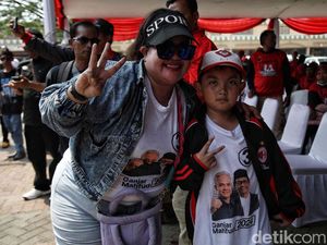 Ragam Gaya Pendukung Ganjar-Mahfud di Bekasi Ragam Gaya Pendukung Ganjar-Mahfud di Bekasi
