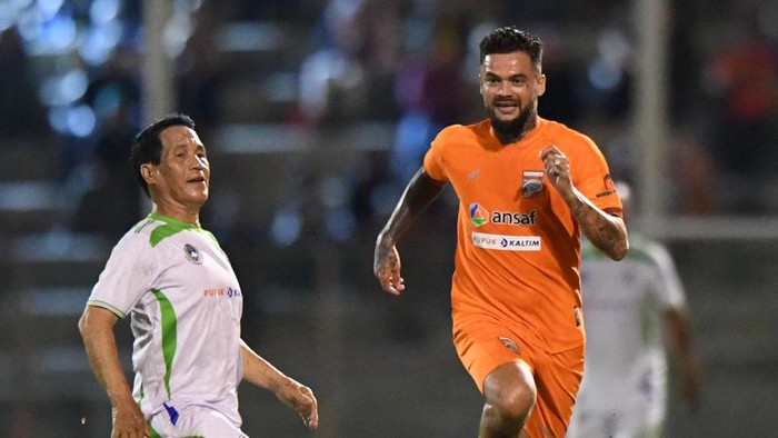 Di tengah kesibukan tampil di Liga 1 2023/2024, Borneo FC terlibat pada laga persahabatan melawan legenda PKT Bontang. Duel tersebut bertajuk perang bintang.