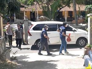 Densus 88 Tangkap Warga Mojosongo Boyolali, Sita HP Jadul hingga Anak Panah Densus 88 Tangkap Warga Mojosongo Boyolali, Sita HP Jadul hingga Anak Panah