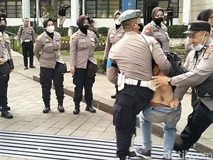 Polisi Amankan Pria Diduga Copet saat Demo Buruh di Depan Gedung Sate