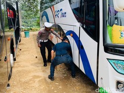 Polisi Cek Layak Kendaraan di Rute Wisata Sarangan Jelang Libur Nataru