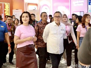 Mendag Zulhas Belanja di Jakarta X Beauty 2023, Beli Parfum Hingga Cushion Mendag Zulhas Belanja di Jakarta X Beauty 2023, Beli Parfum Hingga Cushion