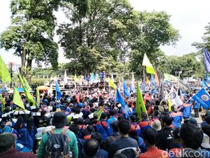 Demo UMK, Ribuan Buruh Kembali Kepung Gedung Sate Bandung