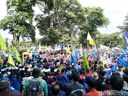Demo UMK, Ribuan Buruh Kembali Kepung Gedung Sate Bandung
